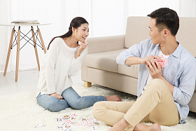 青年情侣玩扑克