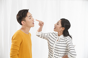 青年情侣吵架图片