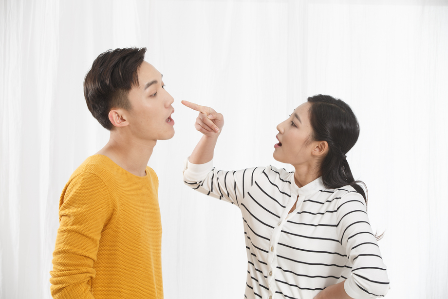 青年情侣吵架图片 青年情侣吵架图片