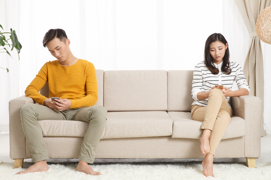 青年情侣看手机 青年情侣看手机