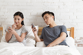 青年情侣看手机图片