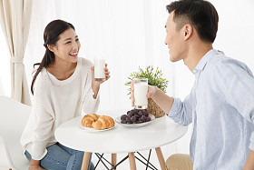 青年情侣吃早餐