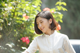 青年女人户外浇花