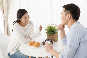 青年情侣吃早餐图片