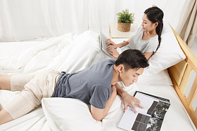青年男人在床上看书