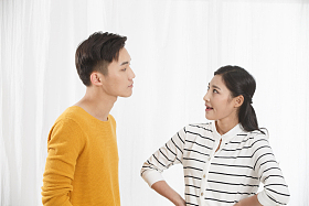 青年情侣吵架图片