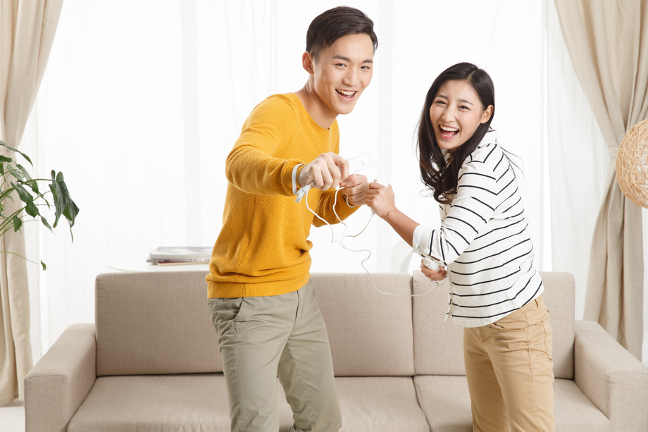 青年情侣玩游戏