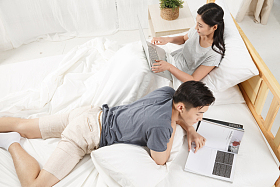 青年男人在床上看书图片