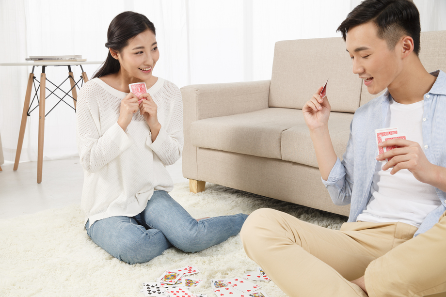青年情侣玩扑克牌图片 青年情侣玩扑克牌图片
