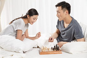 青年情侣下象棋