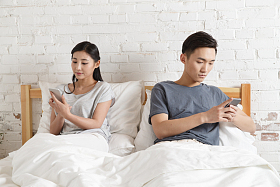 青年情侣看手机图片