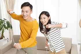 青年情侣玩游戏图片