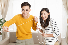 青年情侣玩游戏