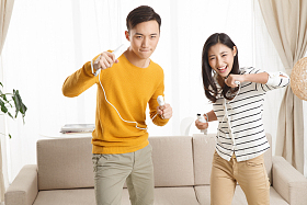 青年情侣玩游戏图片