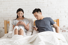 青年情侣看手机图片