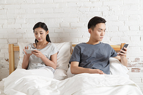 青年情侣看手机图片