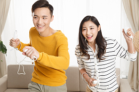 青年情侣玩游戏