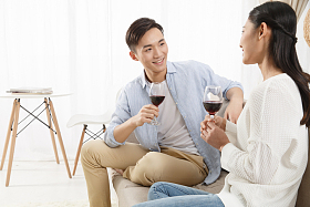 青年情侣喝红酒照片