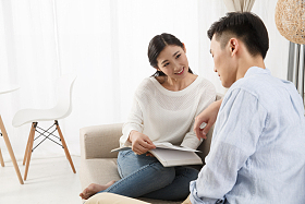 青年情侣一起看书图片