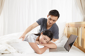 青年男人给女朋友盖被子