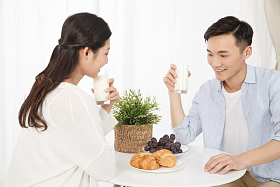 青年情侣吃早餐