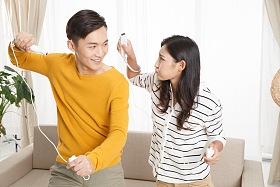 青年情侣玩游戏