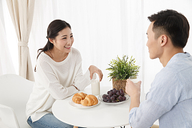 青年情侣吃早餐照片