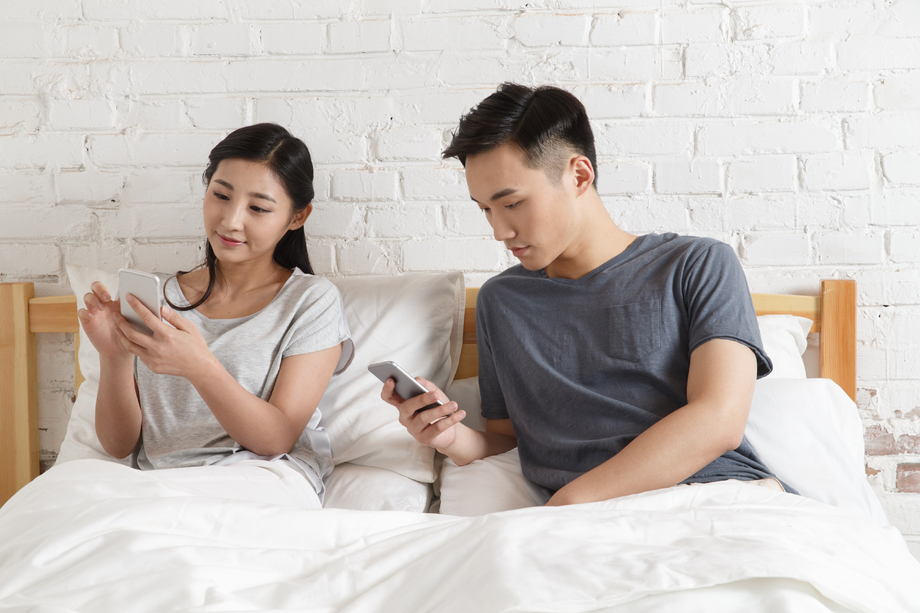 青年情侣看手机 青年情侣看手机