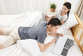 青年男人在床上看书照片