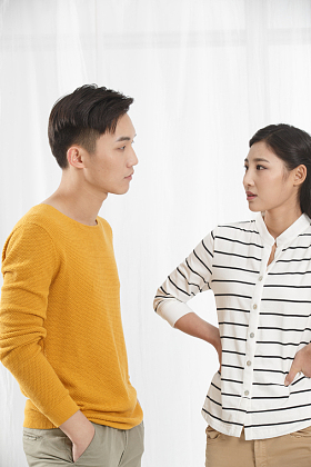 青年情侣吵架图片