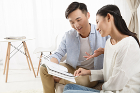 青年情侣一起看书