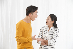 青年情侣吵架图片