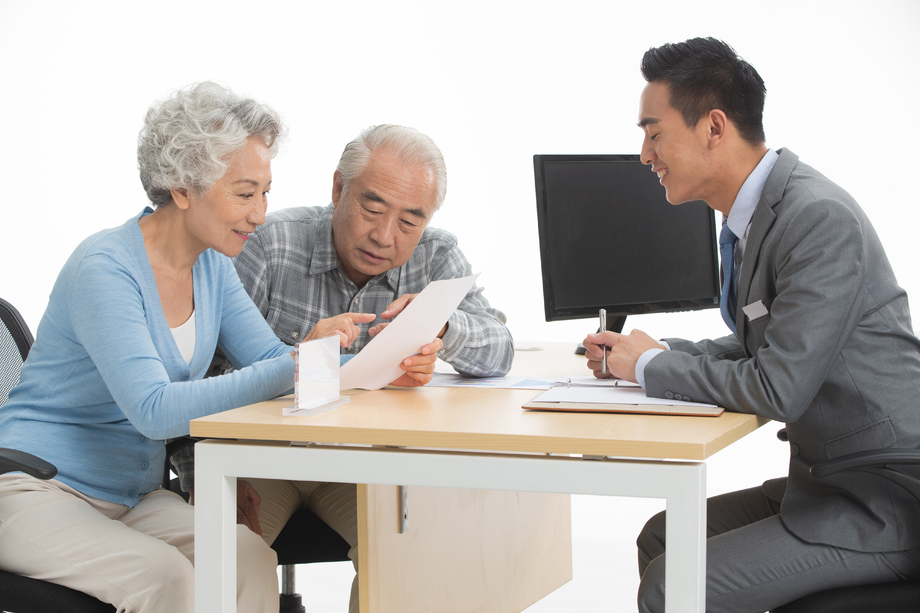 老年夫妇与理财顾问 老年夫妇与理财顾问