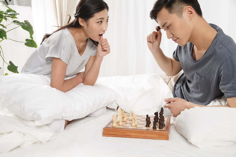 青年情侣下象棋照片