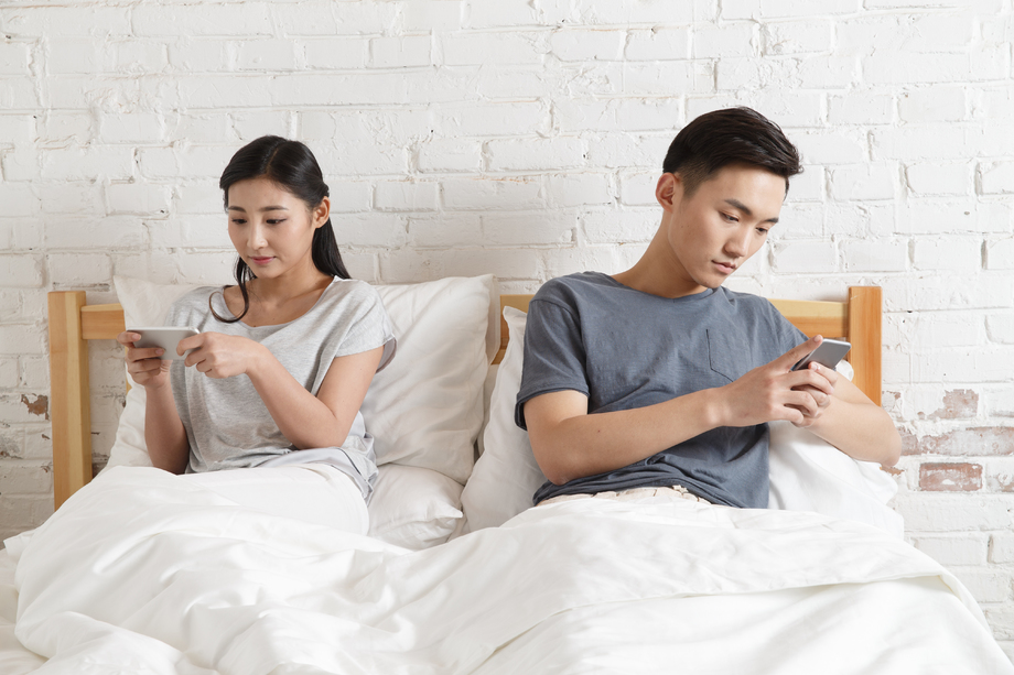 青年情侣看手机