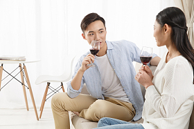 青年情侣喝红酒照片
