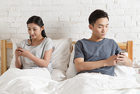 青年情侣看手机图片
