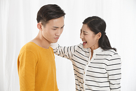 青年情侣吵架