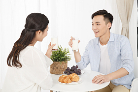 青年情侣吃早餐图片