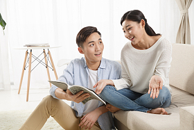 青年情侣一起看书图片