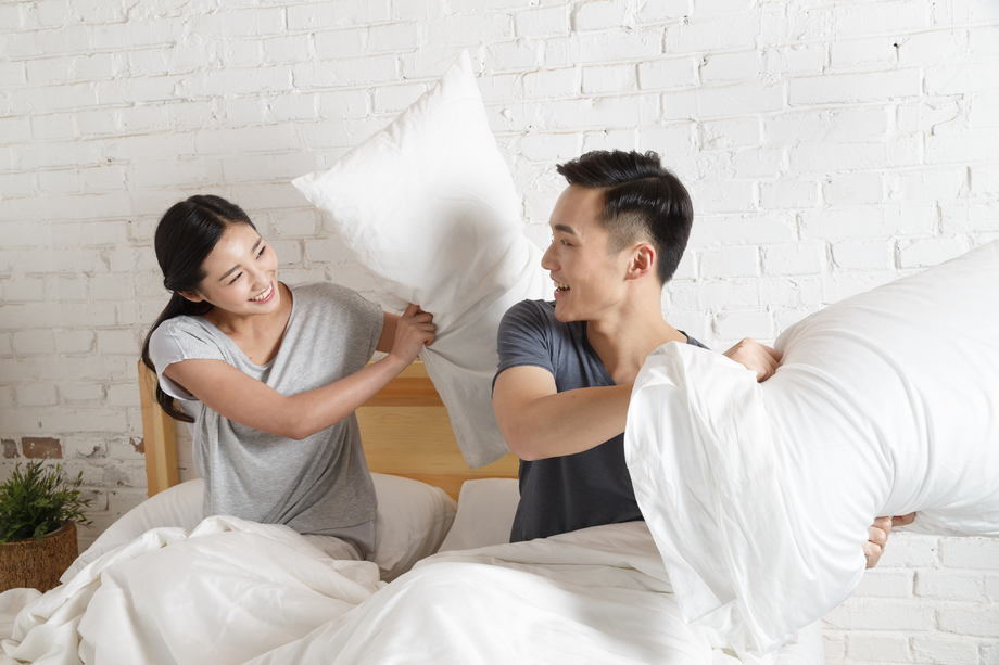 打闹的青年情侣 打闹的青年情侣