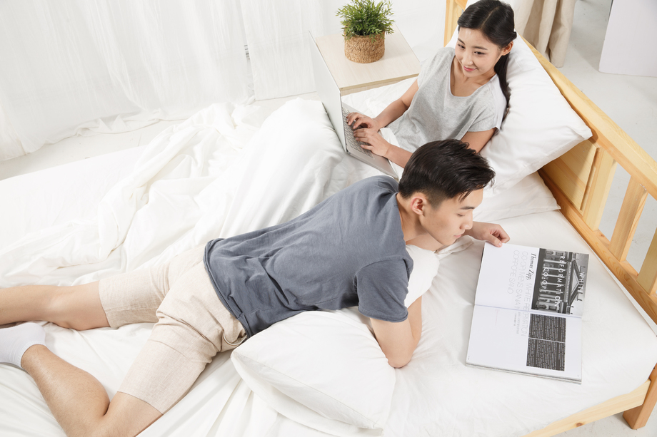 青年男人在床上看书图片 青年男人在床上看书图片