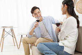 青年情侣喝红酒