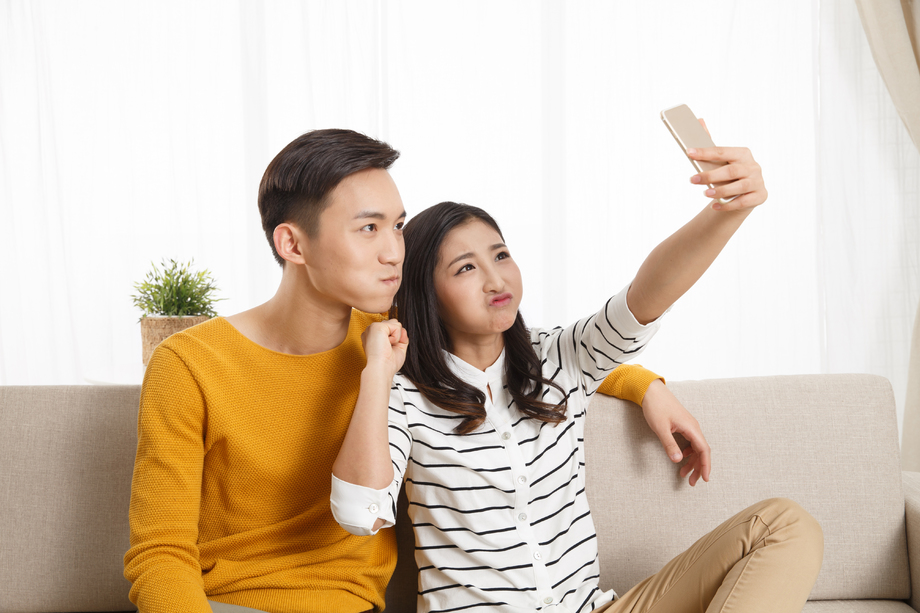 青年情侣用手机自拍照片 青年情侣用手机自拍照片