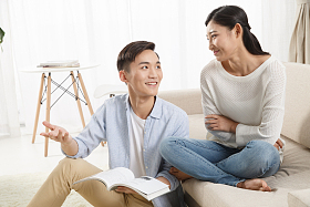 青年情侣一起看书图片