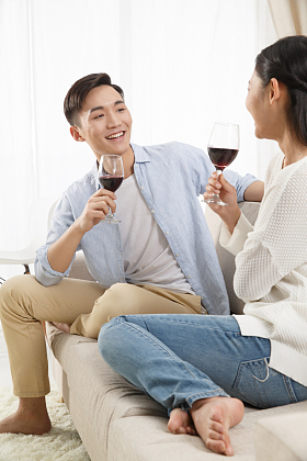 青年情侣喝红酒
