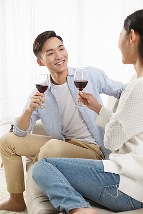 青年情侣喝红酒
