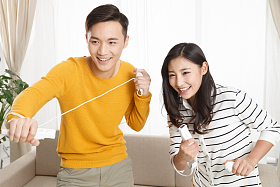 青年情侣玩游戏