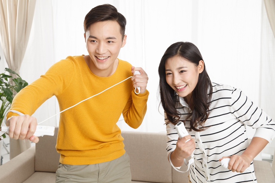 青年情侣玩游戏