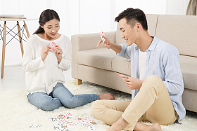 青年情侣玩扑克牌图片